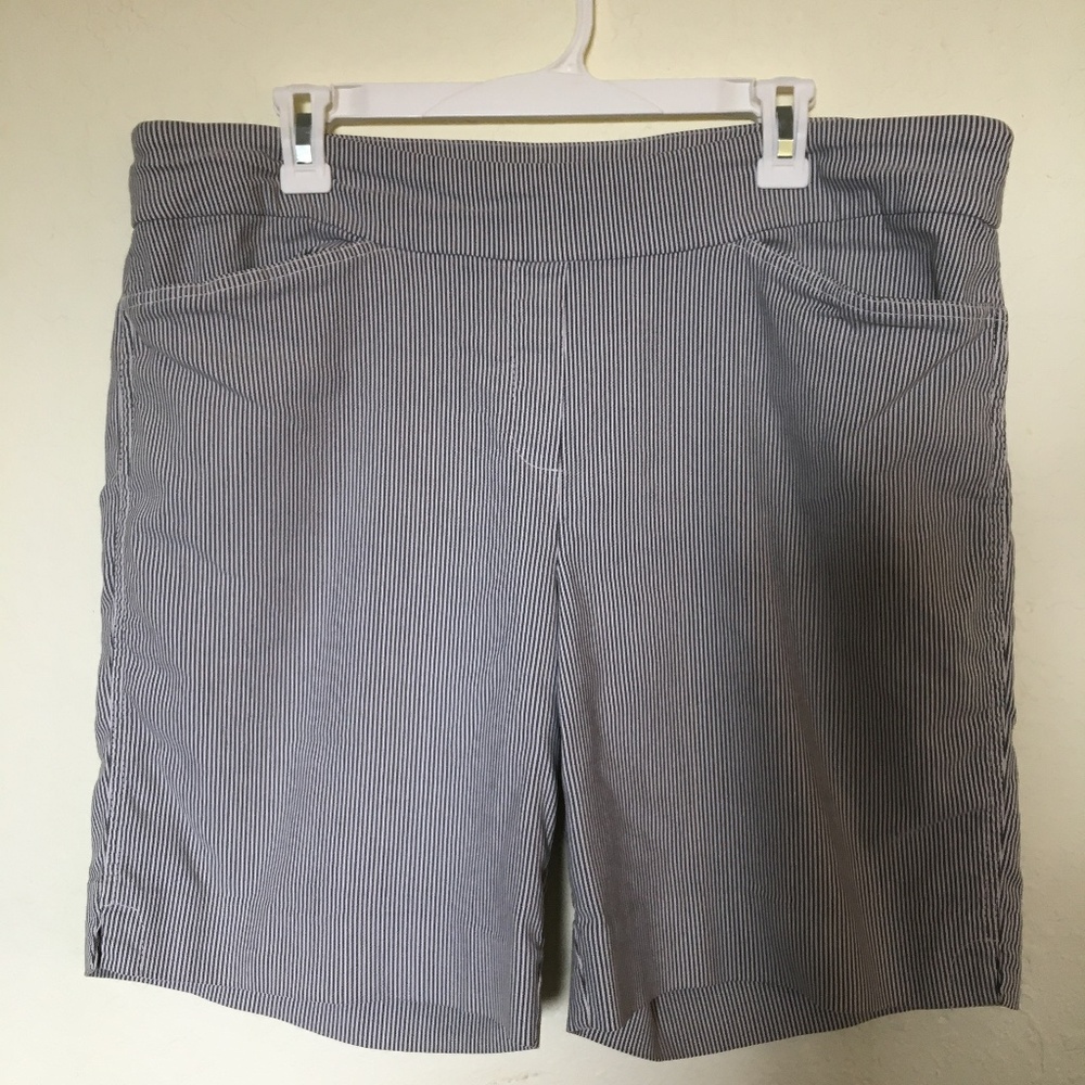 Hilary Radley stretchy pull-on bermuda shorts. Size XXL.